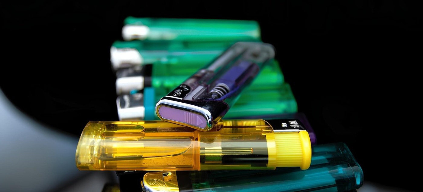 Ab Wann Darf Man Ein Feuerzeug Kaufen Feuerzeug im Flugzeug: Was ist erlaubt? | Airhelp | AirHelp